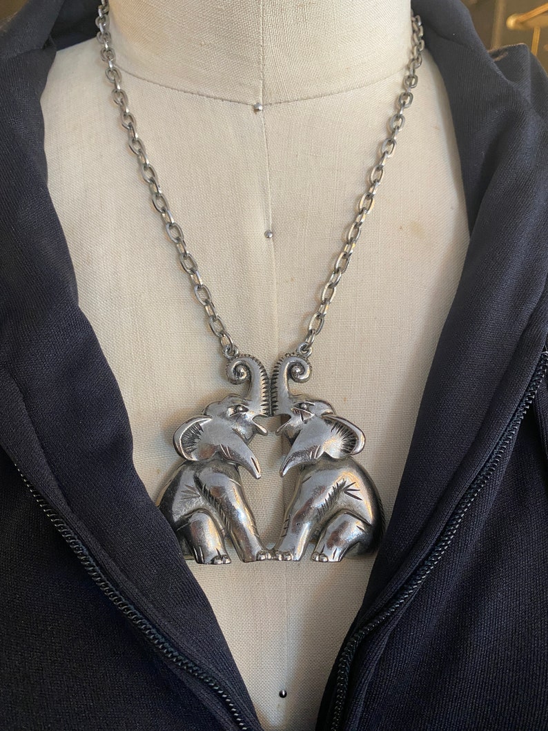 1970s necklace, novelty, double elephants, vintage jewelry, animals, silver tone, chunky pendant, good luck charm, late 60s, mod, funky image 2