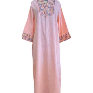 1970er Jahre Kaftan, Pfirsich Baumwolle, Vintage Maxi Kleid, Regenbogen Stickerei, Glockenärmel, Hippie Style, Festival Wear, Boho, Mrs Roper, Medium