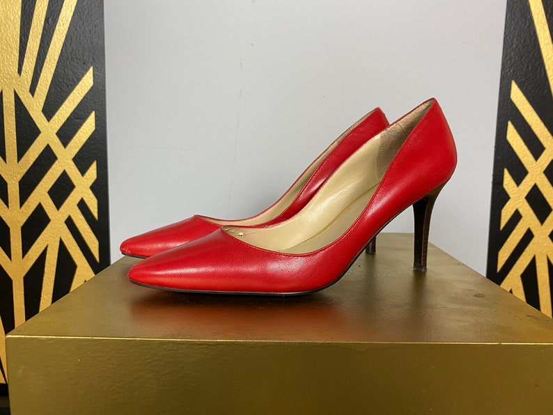ralph lauren shoes, red leather heels, 1990s shoes, pointed toe, vintage 80s pumps, 90s designer, size 6 1/2, classic, office secretary, y2k imagem 1
