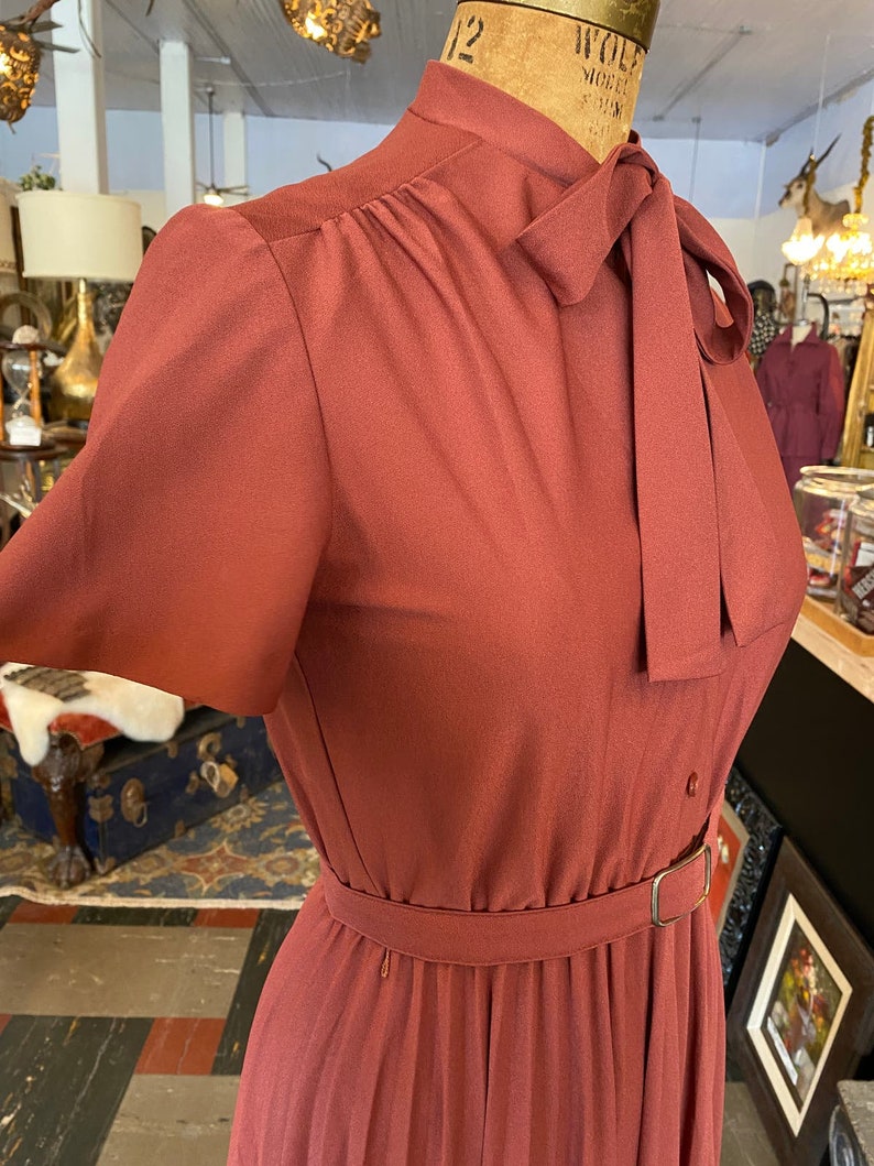 1970s dress, rust polyester, vintage dress, ascot tie neck, pleated full skirt, lady carol. size small, secretary image 4