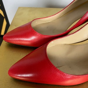ralph lauren shoes, red leather heels, 1990s shoes, pointed toe, vintage 80s pumps, 90s designer, size 6 1/2, classic, office secretary, y2k imagem 2