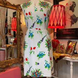 Vestido blanco ajustado con estampado floral estilo años 60, estilo Adele Simpson, años 60, flores brillantes, estilo mod, talla M