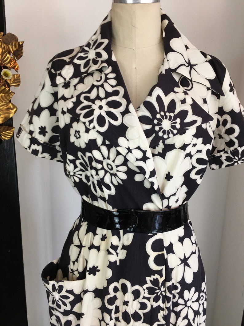 28 waist size medium 1940s dressing gown mod floral dress vintage maxi dress cotton house dress 40s loungewear black and white retro
