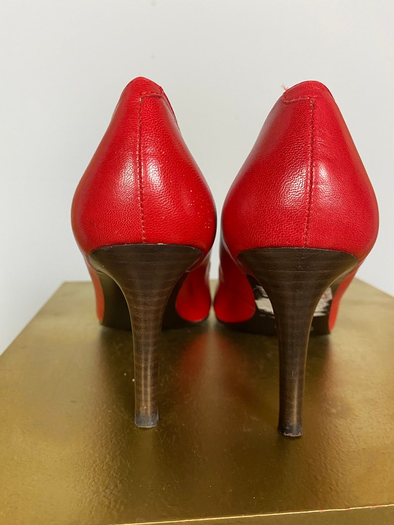 ralph lauren shoes, red leather heels, 1990s shoes, pointed toe, vintage 80s pumps, 90s designer, size 6 1/2, classic, office secretary, y2k imagem 6