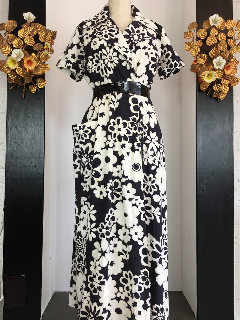 28 waist size medium 1940s dressing gown mod floral dress vintage maxi dress cotton house dress 40s loungewear black and white retro