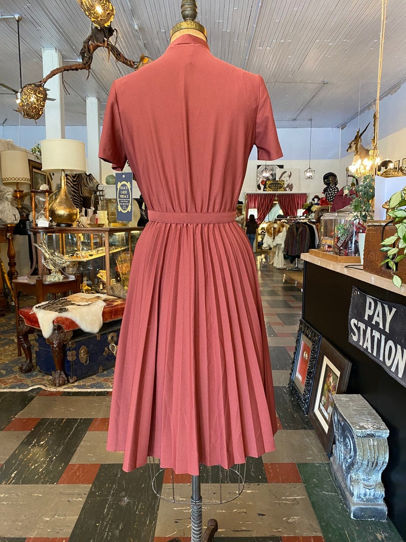 1970s dress, rust polyester, vintage dress, ascot tie neck, pleated full skirt, lady carol. size small, secretary image 8