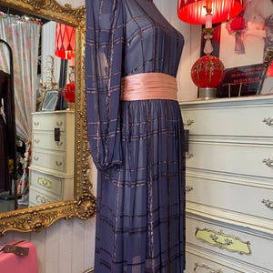 Vestido vintage morado transparente de los años 80 con mangas abullonadas, falda amplia a cuadros de lurex dorado, cinturón y faja, moda de los años 80. imagen 5