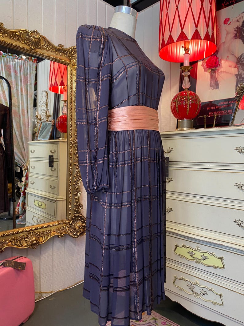 Vestido vintage morado transparente de los años 80 con mangas abullonadas, falda amplia a cuadros de lurex dorado, cinturón y faja, moda de los años 80. imagen 5