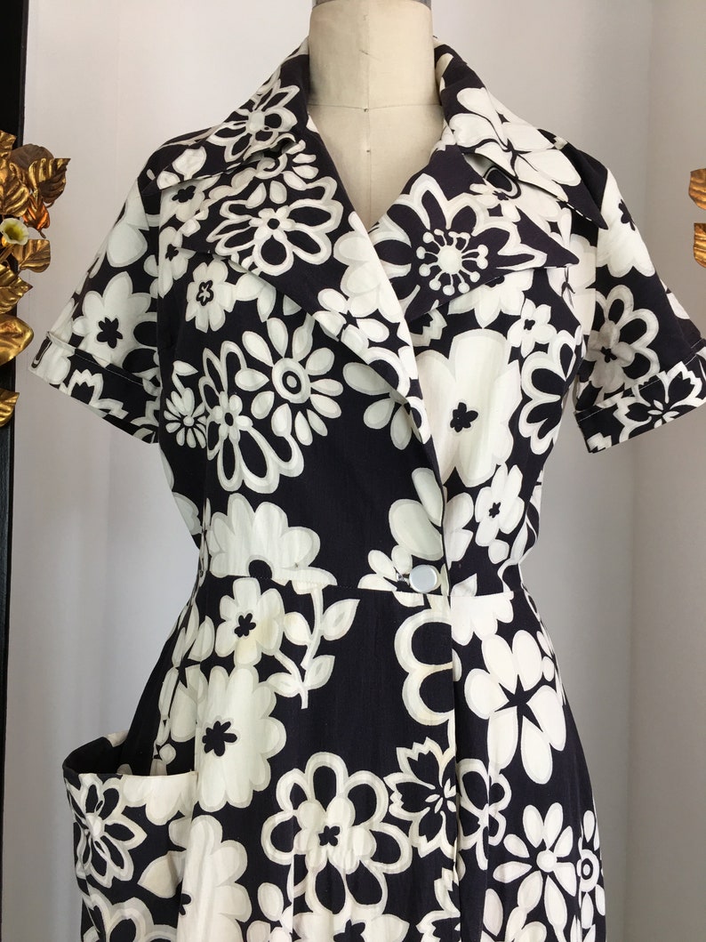 28 waist size medium 1940s dressing gown mod floral dress vintage maxi dress cotton house dress 40s loungewear black and white retro