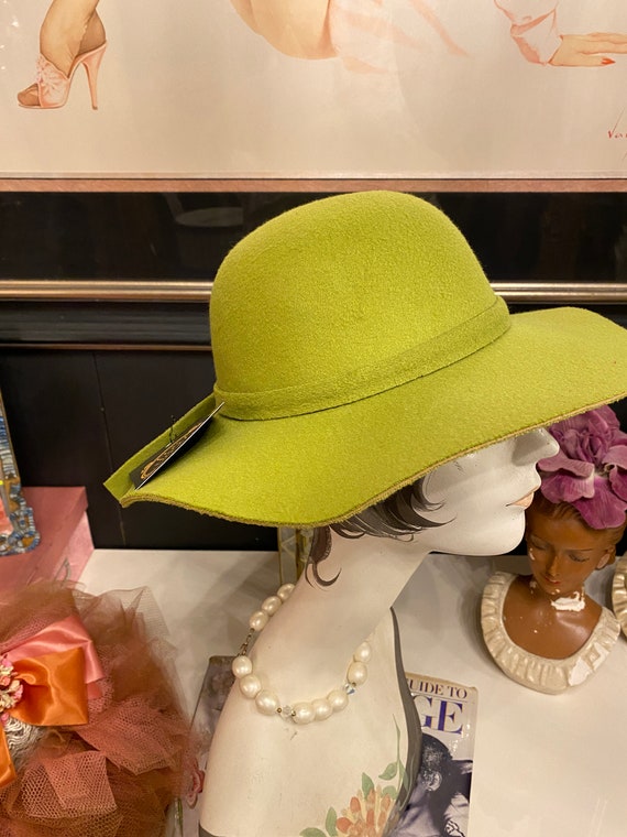 1970s style hat, wide brim, lime green felt, vint… - image 1