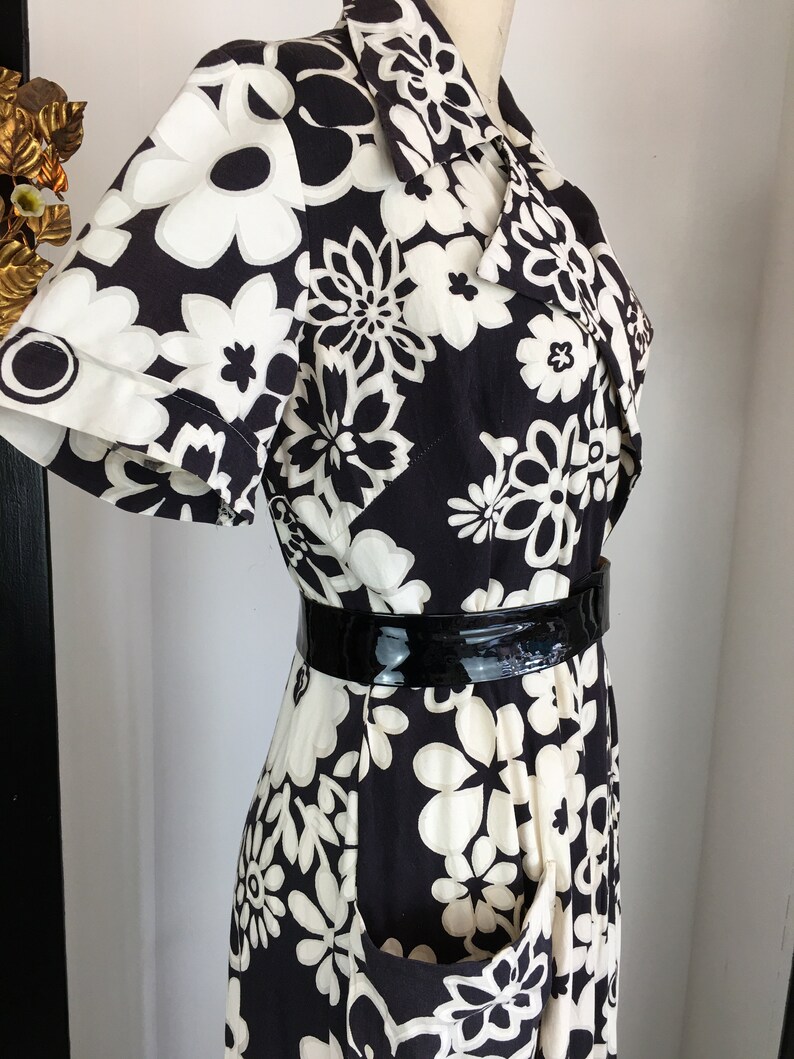 28 waist size medium 1940s dressing gown mod floral dress vintage maxi dress cotton house dress 40s loungewear black and white retro