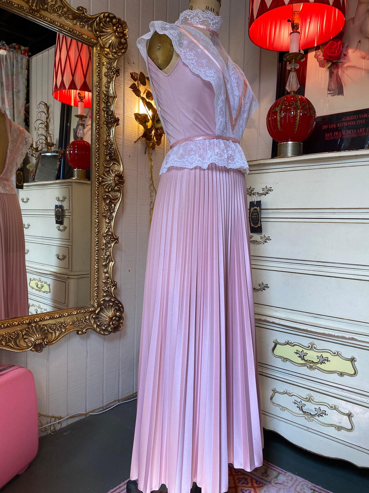 1970年代のピンクのプリーツレースマキシドレス、ハイネック×小さな