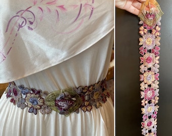 Cintura anni '40, cintura in pizzo, fibbia lucite, floreale viola e rosa, ricamato, accessori anni '40, piccola media, antica