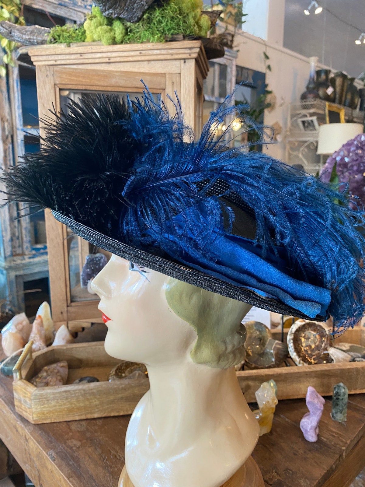 エドワード朝の羽根付き帽子、青緑と黒、1900 年代初期の帽子、つばの