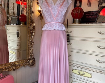 1970年代のピンクのプリーツレースマキシドレス、ハイネック×小さな