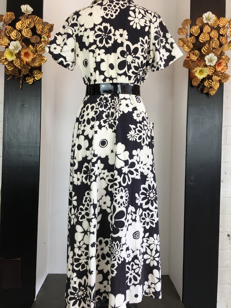 28 waist size medium 1940s dressing gown mod floral dress vintage maxi dress cotton house dress 40s loungewear black and white retro