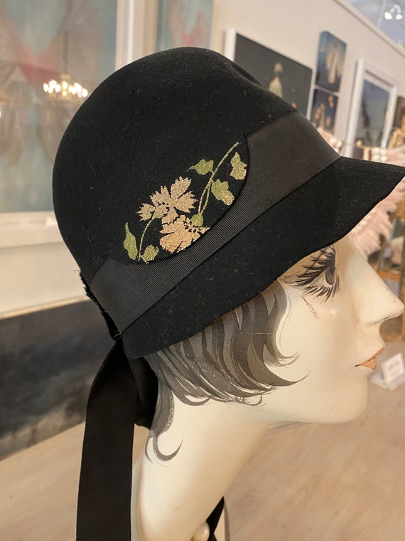 1920s cloche, black wool felt, embroidered, antiq… - image 1