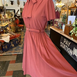1970s dress, rust polyester, vintage dress, ascot tie neck, pleated full skirt, lady carol. size small, secretary image 7