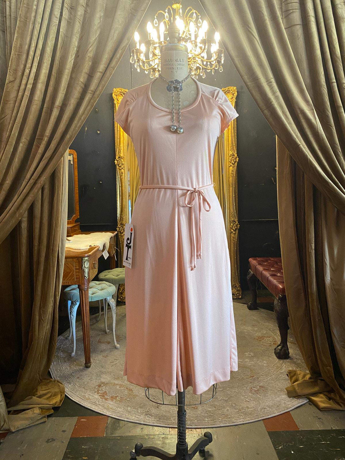 Vintage 1970er Jahre Deadstock Blush Polyester Kleid mit Taschen, Jody t Slinky Disco Dress, klein, Tags angebracht, Retro-Stil, 26 27 - Etsy.de Vintage 1970er Jahre Deadstock Blush Polyester Kleid mit Taschen, Jody t Slinky Disco Dress, klein, Tags angebracht, Retro-Stil, 26 27 - Etsy.de