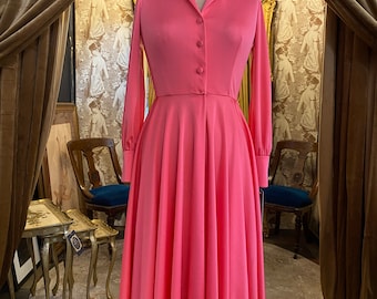 Robe des années 1970, taille chemise, robe vintage des années 70, polyester rose corail, coupe ajustée et évasée, Gail Gray, petite taille, jupe évasée, manches longues, mod