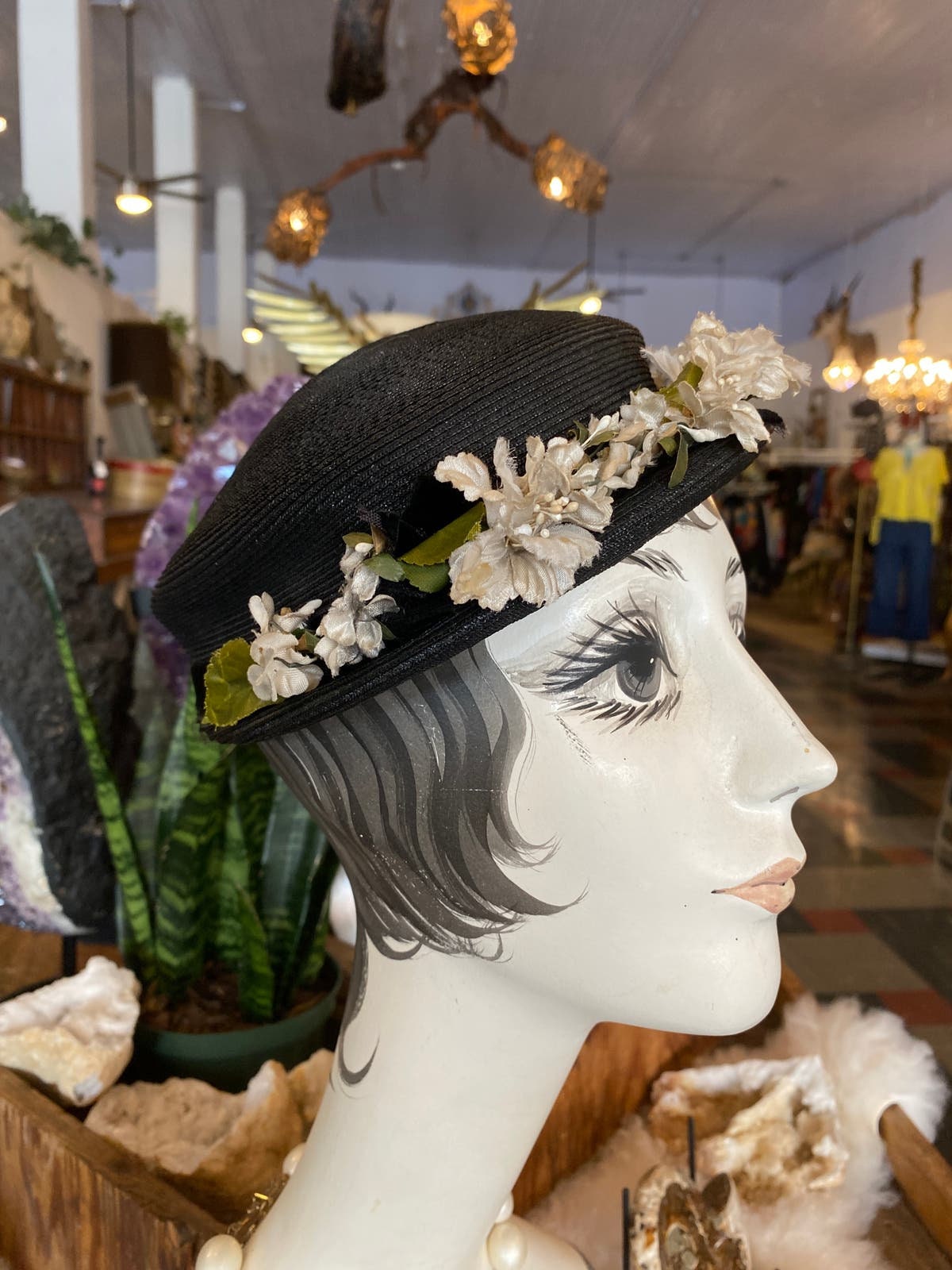 1950 年代の黒い麦わら帽子、白い花、50 年代のビンテージ帽子、ミッド
