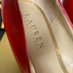 ralph lauren shoes, red leather heels, 1990s shoes, pointed toe, vintage 80s pumps, 90s designer, size 6 1/2, classic, office secretary, y2k imagem 3