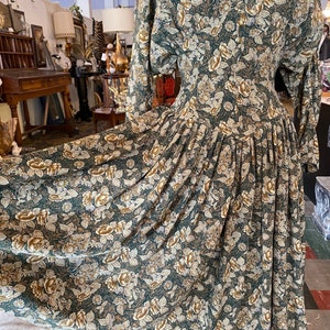 1980s dress, green floral, vintage 80 dress, batwing sleeves, size small, fit and flare, full skirt, 25 waist, 80s does 50s image 3