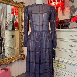 Vestido vintage morado transparente de los años 80 con mangas abullonadas, falda amplia a cuadros de lurex dorado, cinturón y faja, moda de los años 80. imagen 2
