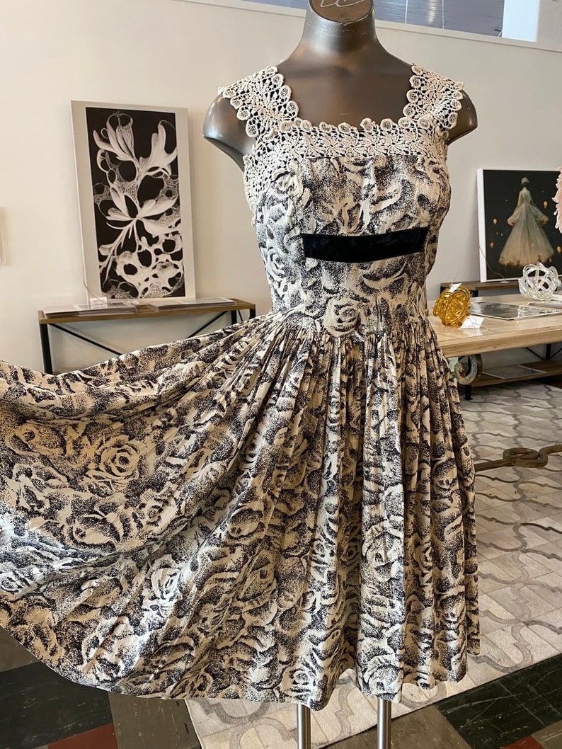 Robe d'été des années 1950, robe vintage des années 50, floral noir et blanc, robe d'été en coton, petite taille, ajustée et évasée, dentelle au crochet, Mme Maisel, complet image 1