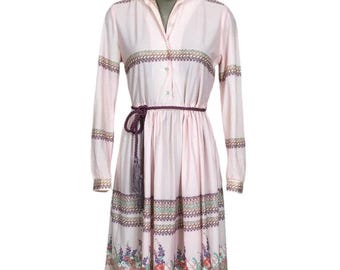 Vestido camisero vintage de los años 70, de estilo étnico, de poliéster rosa, con botones y estampado floral a rayas.