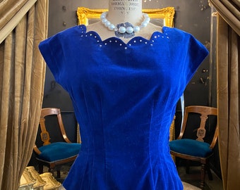 1950s fitted top, cobalt blue velvet, vintage blouse, scalloped neckline, rhinestones, cap sleeve, mrs maisel style, small, cocktail, pin up