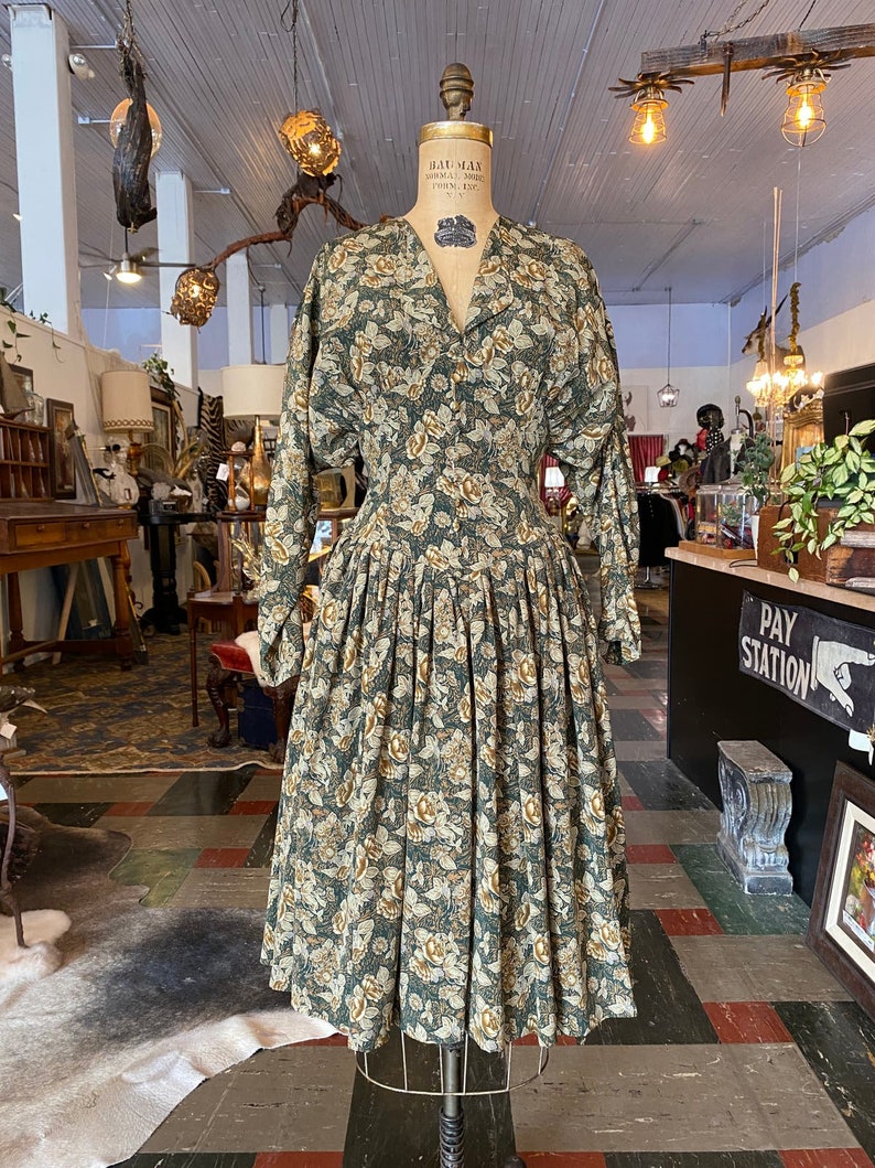 1980s dress, green floral, vintage 80 dress, batwing sleeves, size small, fit and flare, full skirt, 25 waist, 80s does 50s image 8