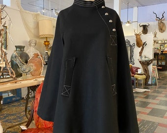 Cape en laine noire des années 60, style mod, manteau vintage, vêtements d'extérieur des années 60, mode classique, moyen, swinging sixties, boutons asymétriques, style londonien