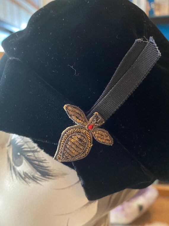 1940s black velvet hat, vintage beret, side bow, … - image 2