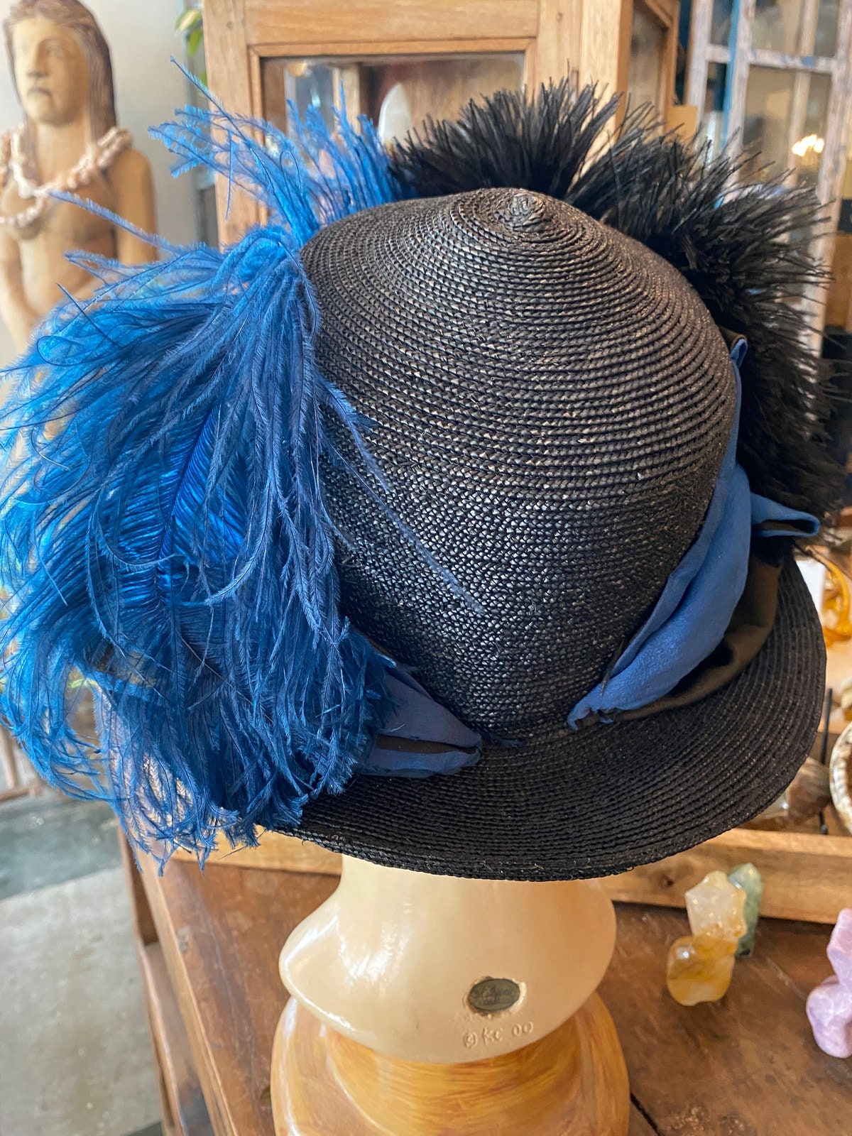 エドワード朝の羽根付き帽子、青緑と黒、1900 年代初期の帽子、つばの