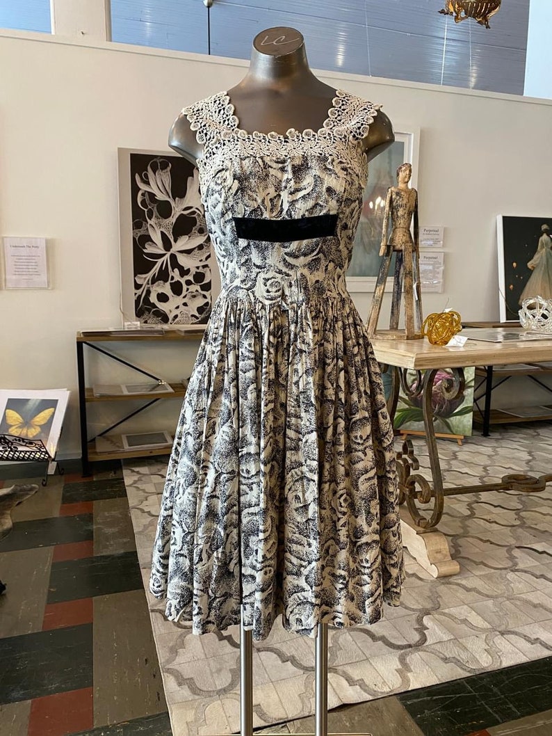 Robe d'été des années 1950, robe vintage des années 50, floral noir et blanc, robe d'été en coton, petite taille, ajustée et évasée, dentelle au crochet, Mme Maisel, complet image 2