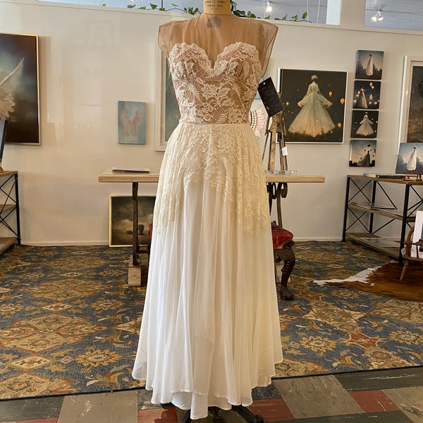 Robe de cérémonie des années 40, illusion, robe vintage des années 40, mousseline de soie blanche, dentelle transparente, ajustée et évasée, mariage alternatif, 27 ans, martini conçu, mariée