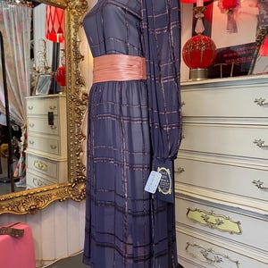 Vestido vintage morado transparente de los años 80 con mangas abullonadas, falda amplia a cuadros de lurex dorado, cinturón y faja, moda de los años 80. imagen 7