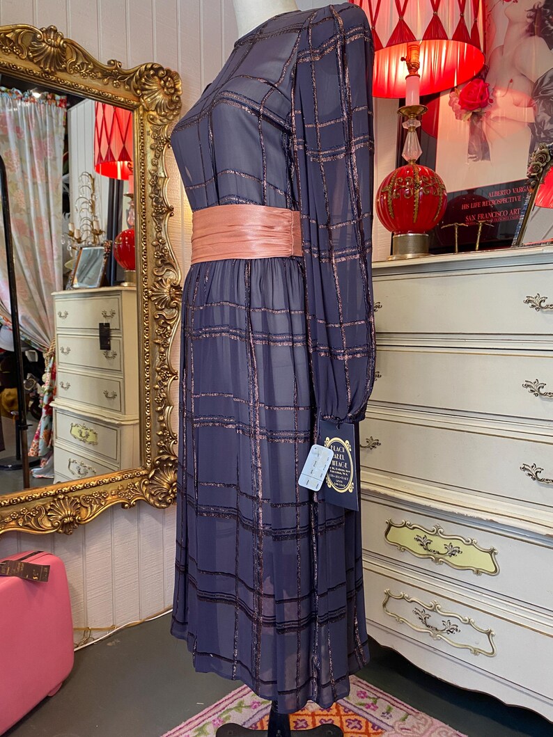 Vestido vintage morado transparente de los años 80 con mangas abullonadas, falda amplia a cuadros de lurex dorado, cinturón y faja, moda de los años 80. imagen 7