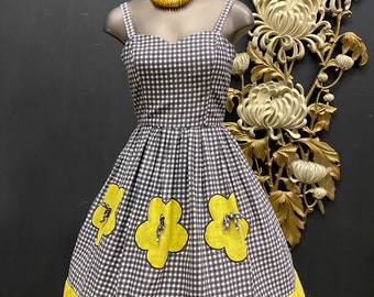 1950s fit and flare dress, vintage sundress, gray and yellow, cotton gingham, small, applique daisies, full skirt, 50s summer, mrs maisel