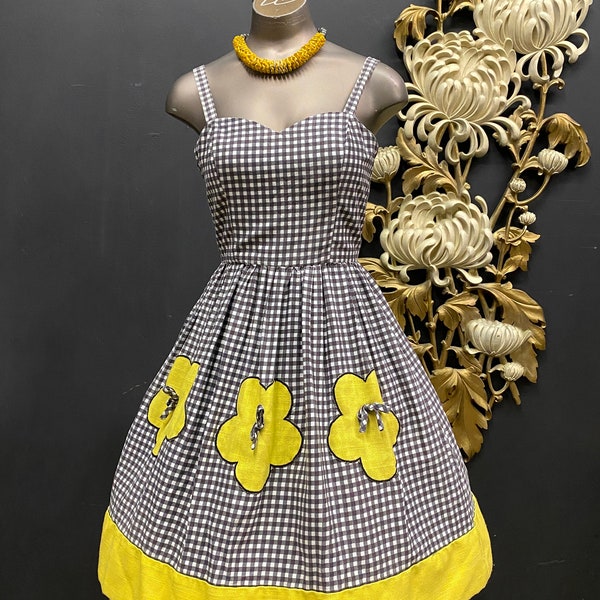 1950s fit and flare dress, vintage sundress, gray and yellow, cotton gingham, small, applique daisies, full skirt, 50s summer, mrs maisel