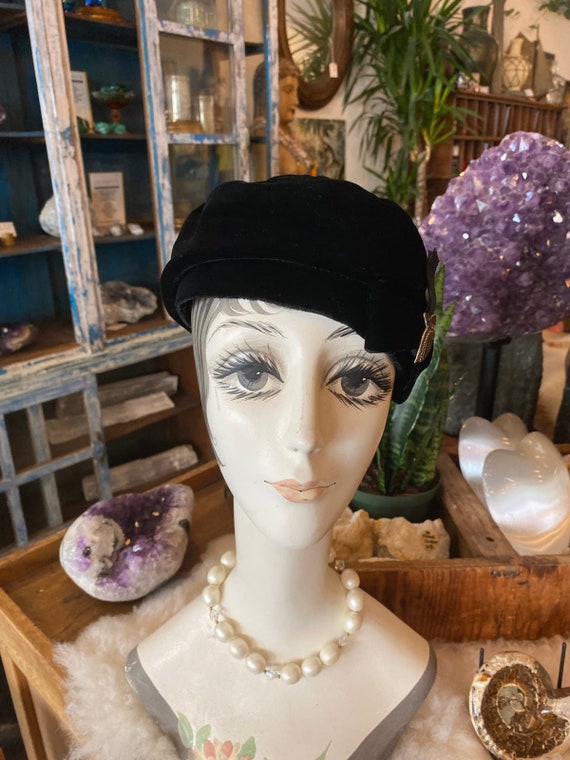 1940s black velvet hat, vintage beret, side bow, … - image 4