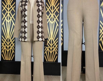 1970s pantsuit, poliestere marrone chiaro, argyle, pantalone vintage, piccolo medio, giacca e pantaloni, gamba svasata, vita alta, mod, stile minx, vita 28