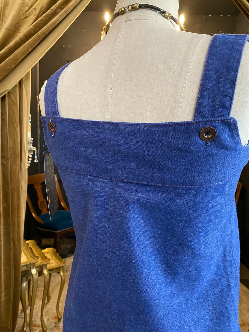 1970s denim jumper, vintage 70s dress, sleeveless shift, small, pinafore style, jean dress, apron front, hippie style, festival, blue cotton image 8