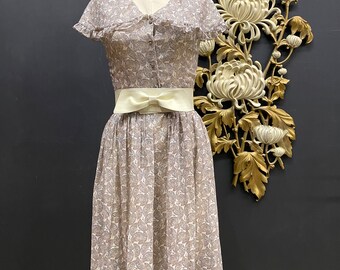 Vestido de algodón de los años 40, estampado novedoso, vestido vintage de los años 40, estampado de abanico, talla pequeña, cuello chal, marrón y blanco, cintura 26, falda amplia, con volantes.