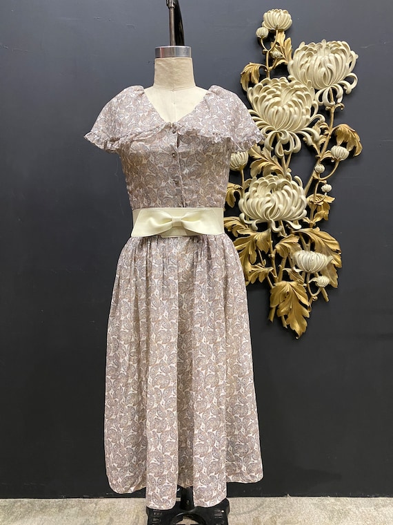 1940s cotton dress, novelty print, vintage 40s dress, fan print, size small, shawl collar, brown and white, 26 waist, full skirt, ruffled