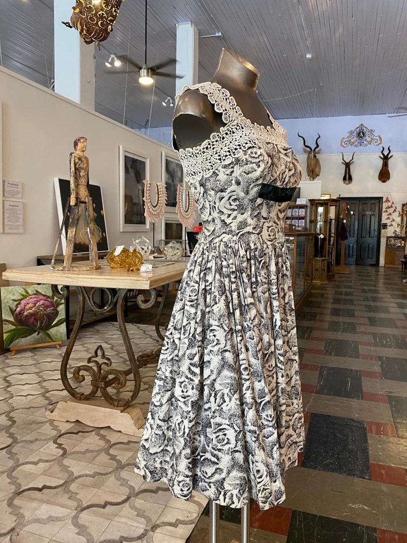 Robe d'été des années 1950, robe vintage des années 50, floral noir et blanc, robe d'été en coton, petite taille, ajustée et évasée, dentelle au crochet, Mme Maisel, complet image 4