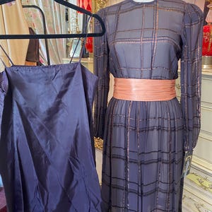 Vestido vintage morado transparente de los años 80 con mangas abullonadas, falda amplia a cuadros de lurex dorado, cinturón y faja, moda de los años 80. imagen 10