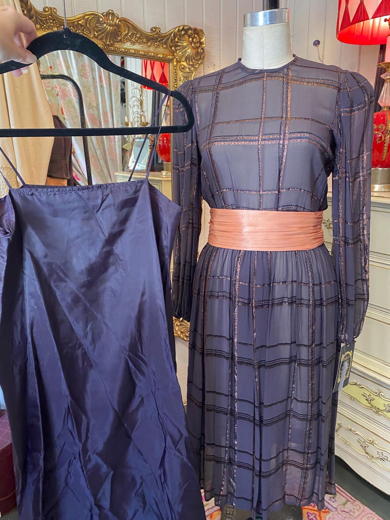 Vestido vintage morado transparente de los años 80 con mangas abullonadas, falda amplia a cuadros de lurex dorado, cinturón y faja, moda de los años 80. imagen 10