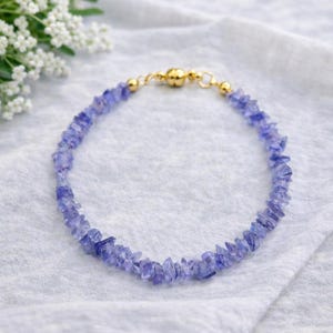 Bracciale con schegge di tanzanite naturale, pietra curativa blu-violetto, interamente in acciaio inossidabile chirurgico, chiusura magnetica, regalo con pietra portafortuna di dicembre, delicato
